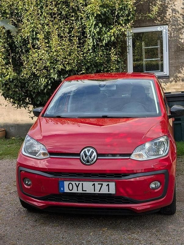 Röd Begagnad 2017 VW up! high up! Halvkombi | 65 000 kr - Bild 1/4