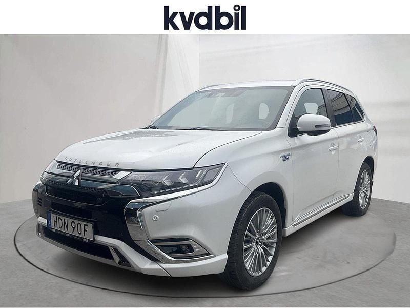 Vit (vit metallic) Begagnad 2019 Mitsubishi Outlander P-HEV SUV | 202 800 kr (Bra pris) - Bild 1/3