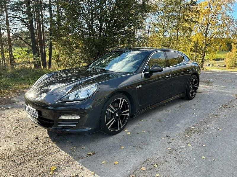 Grå Begagnad 2011 Porsche Panamera 4 Sedan | 280 000 kr - Bild 1/4