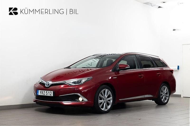 Röd Begagnad 2017 Toyota Auris Touring Sports Executive Kombi | 164 900 kr (Marknadspris) - Bild 1/4