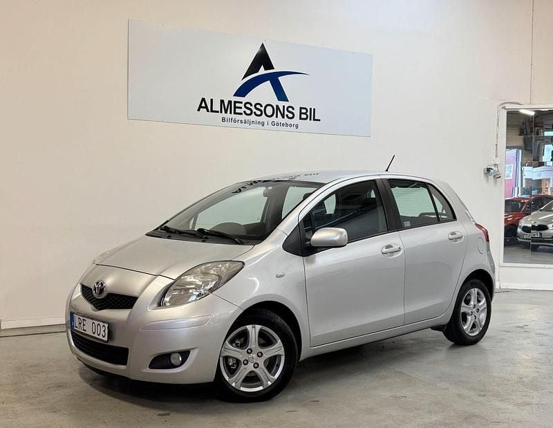 Silver Begagnad 2011 Toyota Yaris Halvkombi | 84 900 kr (Marknadspris) - Bild 1/4