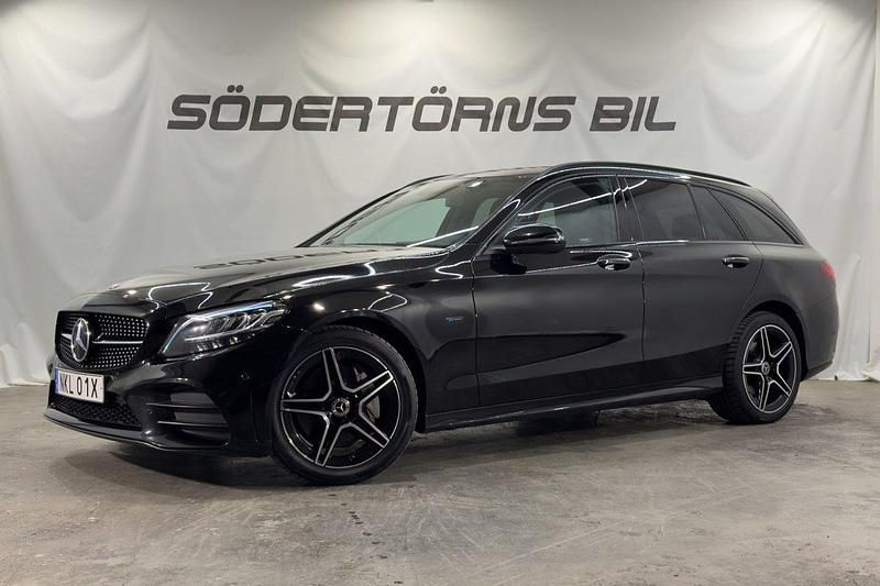Svart Begagnad 2020 Mercedes C300e AMG Kombi | 239 900 kr (Marknadspris) - Bild 1/4