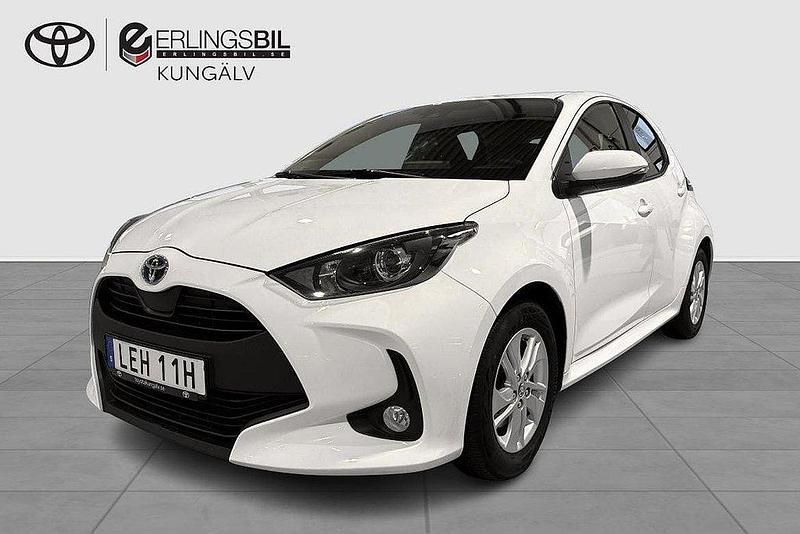 Vit Begagnad 2022 Toyota Yaris Hybrid Active Halvkombi | 184 900 kr (Marknadspris) - Bild 1/4