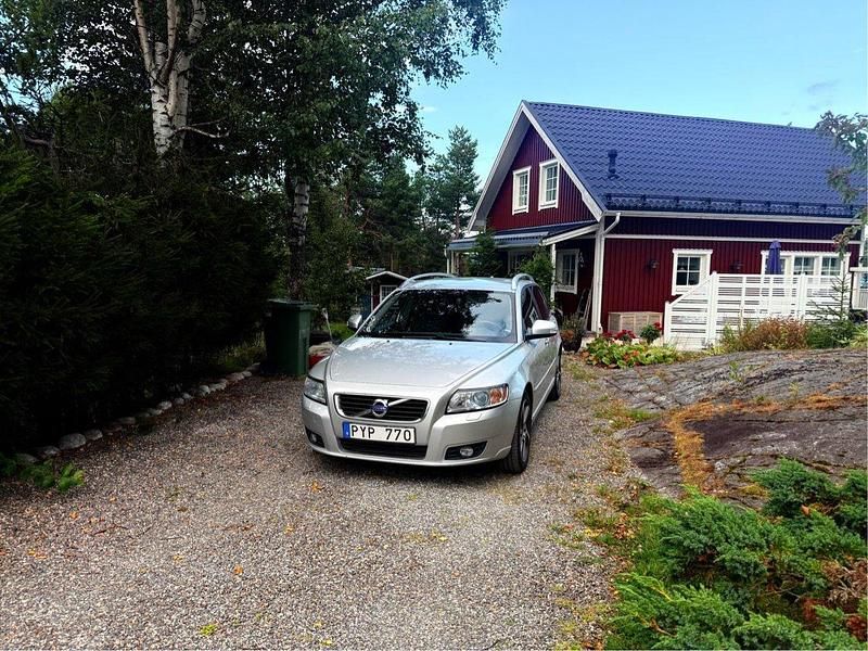 Grå Begagnad 2012 Volvo V50 Momentum Kombi | 80 000 kr (Marknadspris) - Bild 1/4