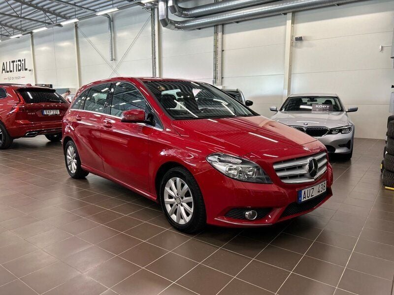 Röd Begagnad 2013 Mercedes B180 Minibuss | 104 900 kr (Marknadspris) - Bild 1/1