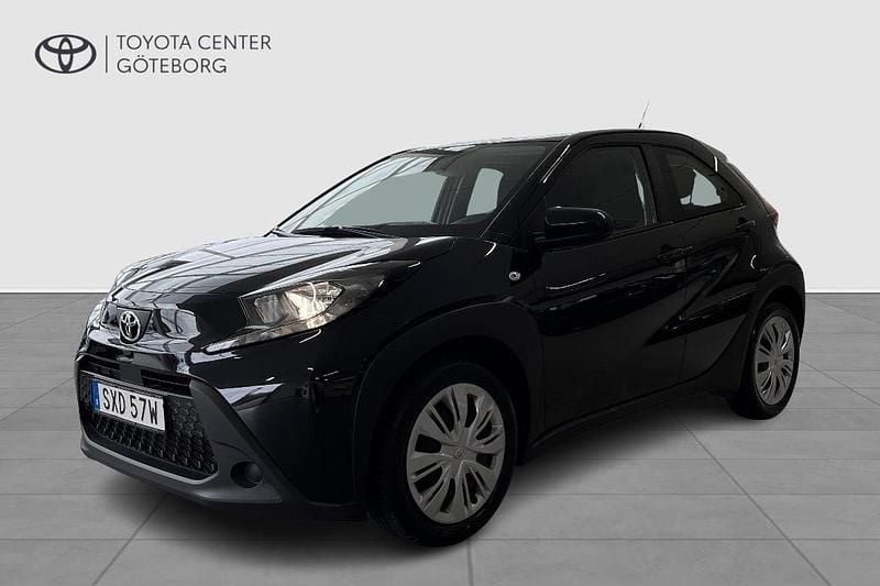 Svart Begagnad 2022 Toyota Aygo Play Halvkombi | 169 900 kr (Marknadspris) - Bild 1/3
