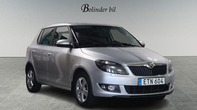 Silver Begagnad 2014 Skoda Fabia Ambiente Halvkombi | 69 800 kr (Lite dyr) - Bild 1/4