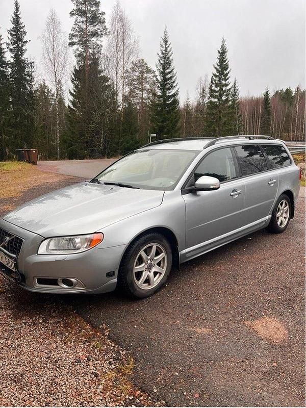Silver Begagnad 2009 Volvo V70 Momentum Kombi | 47 000 kr (Marknadspris) - Bild 1/4