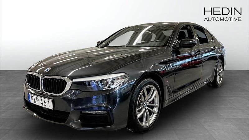 Grå Begagnad 2020 BMW 530 iPerformance Sedan | 319 900 kr (Dyr) - Bild 1/4