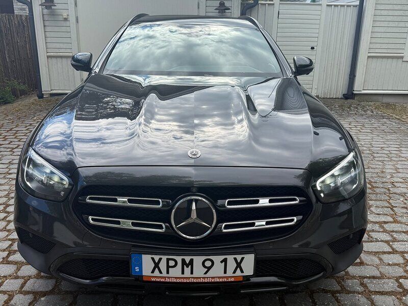 Grå Begagnad 2021 Mercedes E220 Kombi | 439 800 kr (Dyr) - Bild 1/4