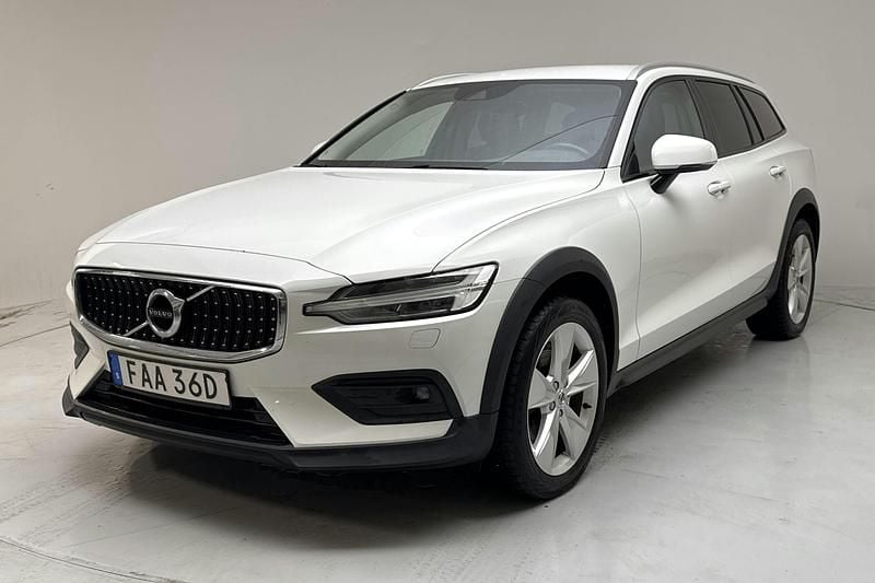 Vit Begagnad 2021 Volvo V60 CC Kombi | 253 000 kr (Bra pris) - Bild 1/4