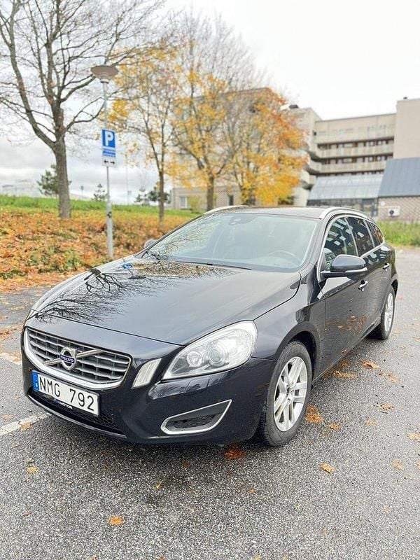 Svart Begagnad 2012 Volvo V60 Summum Kombi | 85 000 kr (Marknadspris) - Bild 1/4