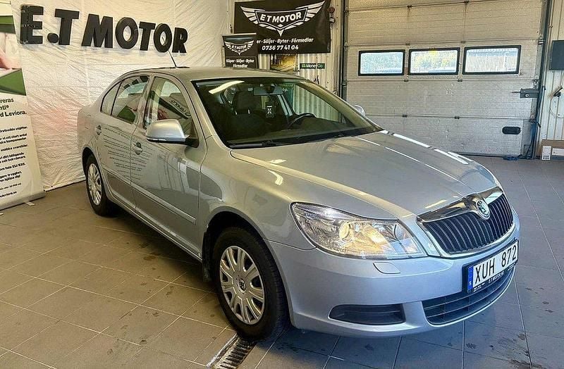 Ljusblå Begagnad 2010 Skoda Octavia Ambiente Halvkombi | 46 900 kr (Superpris) - Bild 1/4