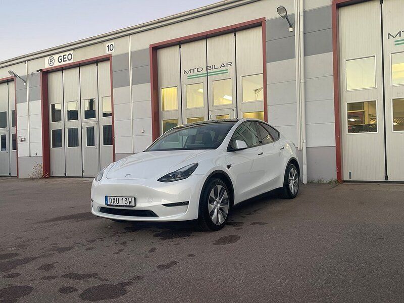 Vit Begagnad 2023 Tesla Model Y Long Range SUV | 549 900 kr (Dyr) - Bild 1/4