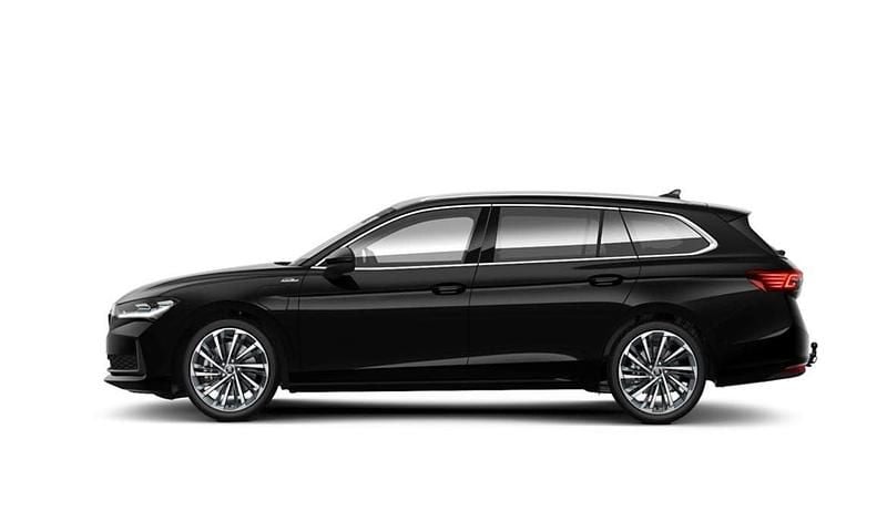 Svart Ny 2025 Skoda Superb LAURIN & KLEMENT Kombi | 526 800 kr (Marknadspris) - Bild 1/2