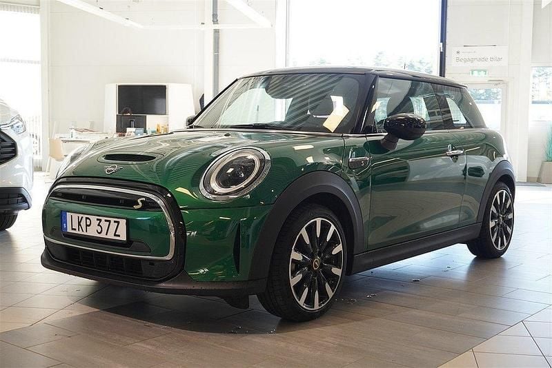 Grön Begagnad 2022 Mini Cooper Essential Halvkombi | 229 500 kr (Marknadspris) - Bild 1/4