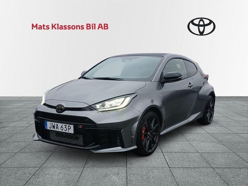 Silver Begagnad 2024 Toyota Yaris Premium Halvkombi | 589 000 kr - Bild 1/4