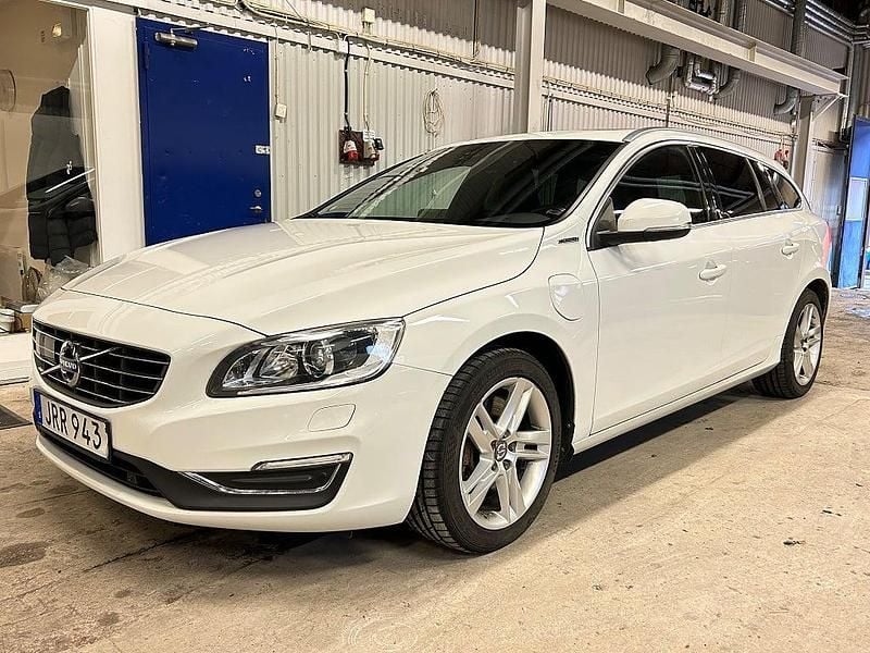 Vit Begagnad 2016 Volvo V60 Summum Kombi | 149 999 kr (Marknadspris) - Bild 1/4