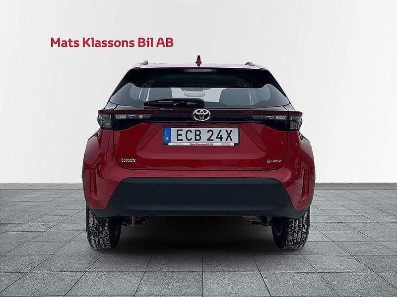 Begagnad Toyota Yaris Cross Active 92 HK (67 kW) 2024 Röd SUV