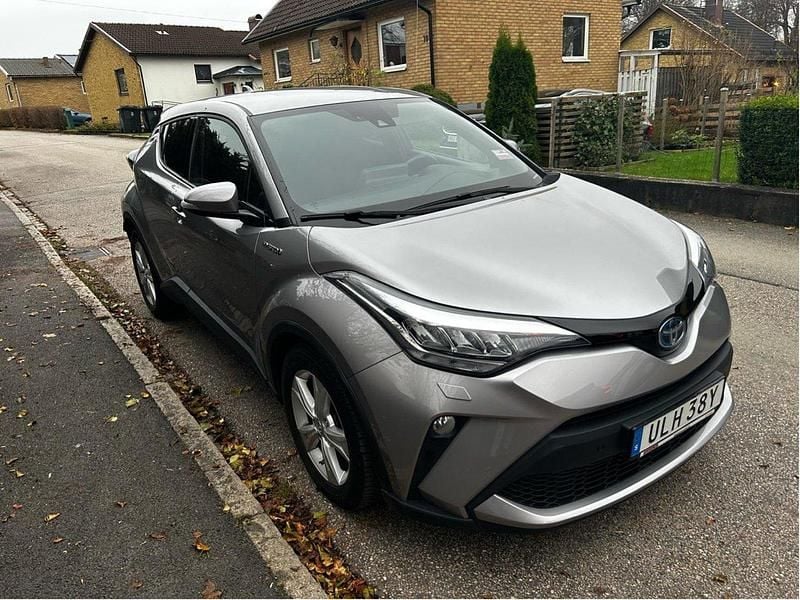 Grå Begagnad 2020 Toyota C-HR+ Edition SUV | 225 000 kr (Bra pris) - Bild 1/3