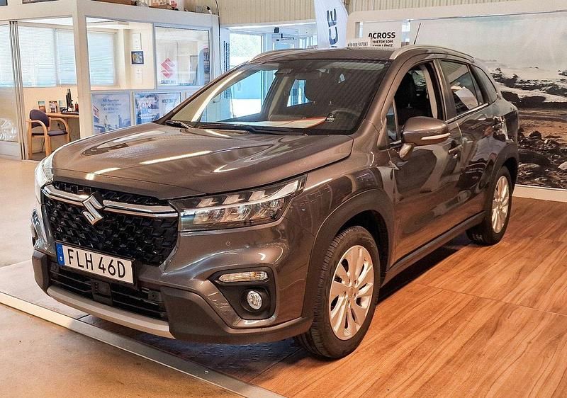 Grå Begagnad 2023 Suzuki SX4 S-Cross SUV | 249 900 kr (Marknadspris) - Bild 1/4