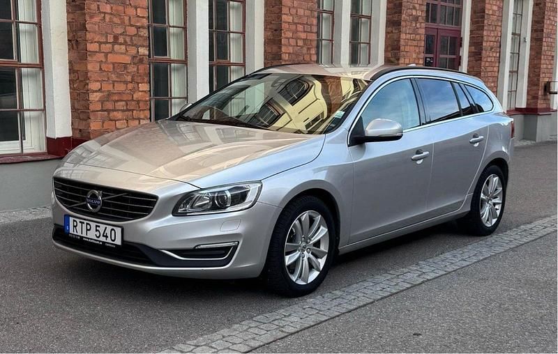 Silver Begagnad 2015 Volvo V60 Momentum Kombi | 100 000 kr (Bra pris) - Bild 1/4