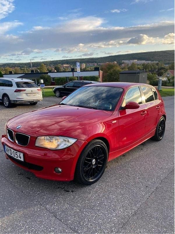 Röd Begagnad 2005 BMW 116 Halvkombi | 45 000 kr (Marknadspris) - Bild 1/4
