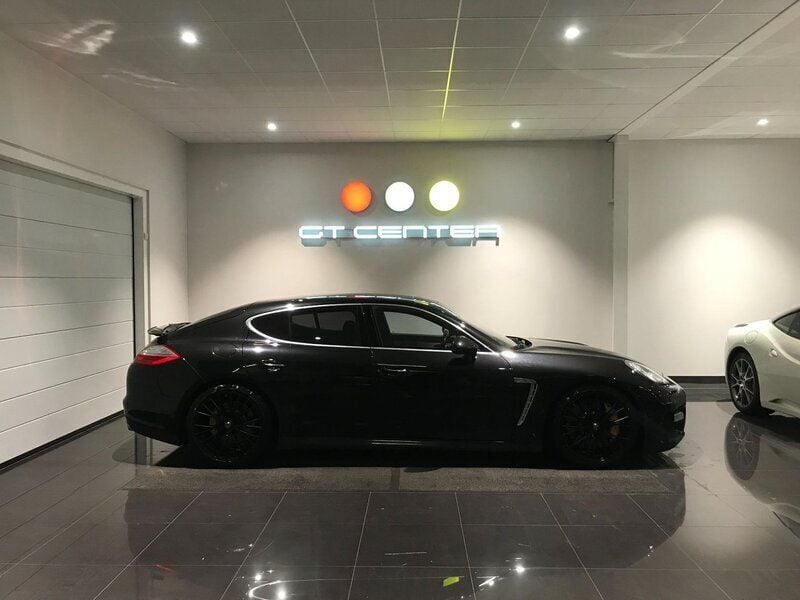 Svart (svartmetallic/svart läder) Begagnad 2010 Porsche Panamera Turbo Sedan | 269 900 kr (Marknadspris) - Bild 1/4