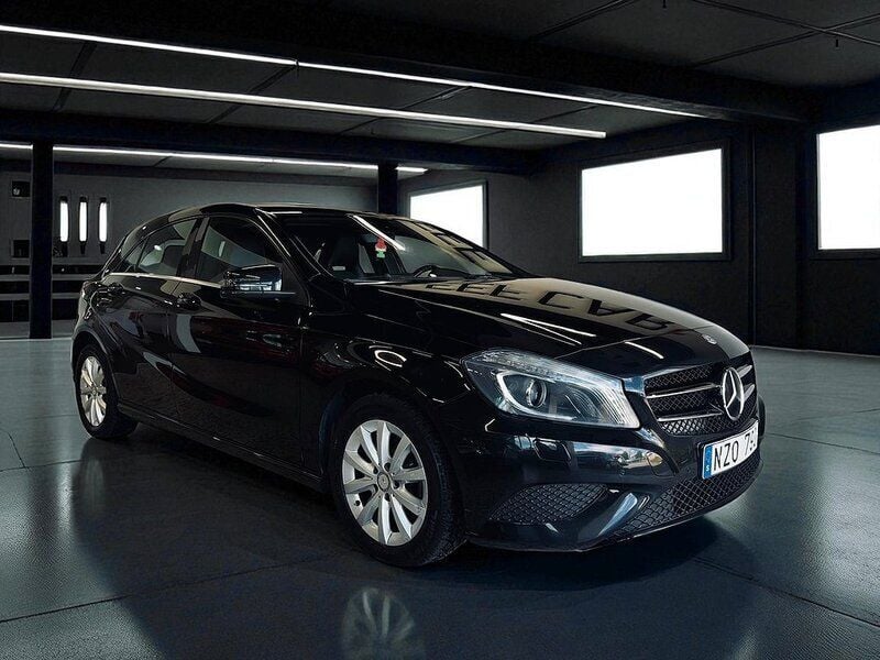 Svart Begagnad 2013 Mercedes A180 Style Halvkombi | 149 900 kr (Marknadspris) - Bild 1/4