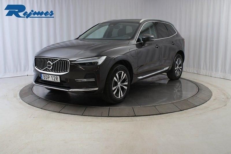 Platinum grey metallic Begagnad 2025 Volvo XC60 Core SUV | 479 900 kr (Bra pris) - Bild 1/4