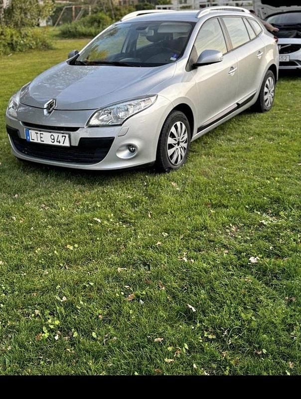 Silver Begagnad 2011 Renault Mégane GrandTour Kombi | 36 000 kr (Marknadspris) - Bild 1/4