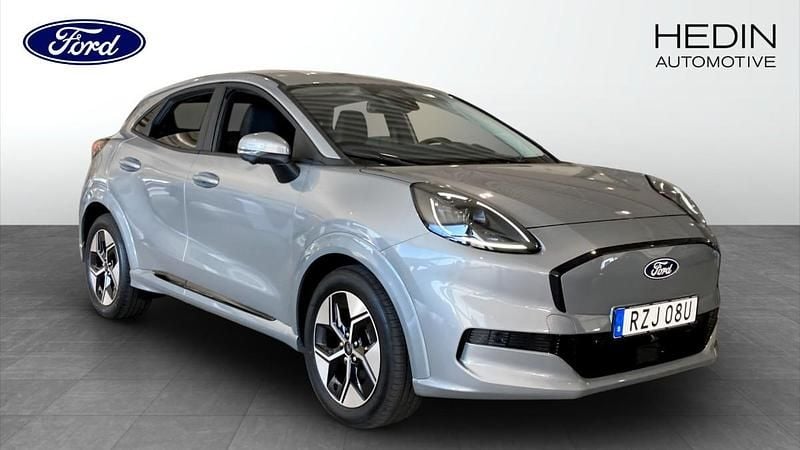 Grå (grey) Ny 2025 Ford Puma Gen-E SUV | 397 375 kr - Bild 1/4