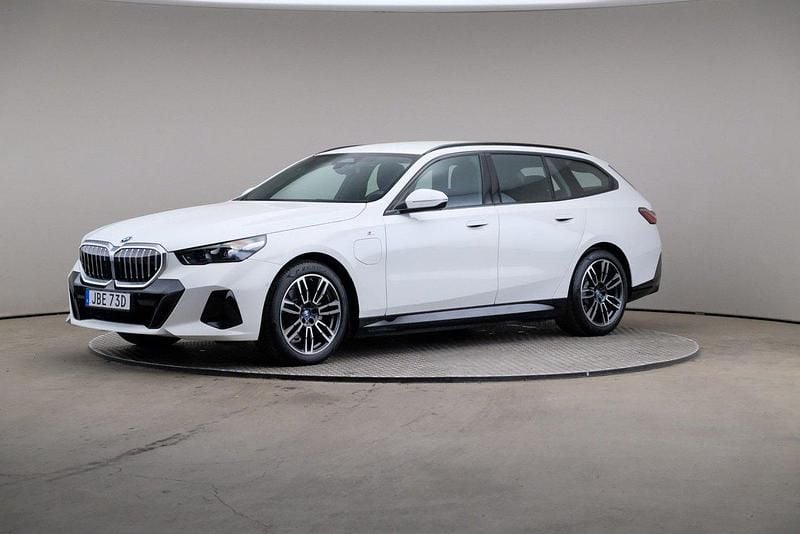 Vit Begagnad 2025 BMW 530e M Sport Kombi | 645 000 kr (Superpris) - Bild 1/4