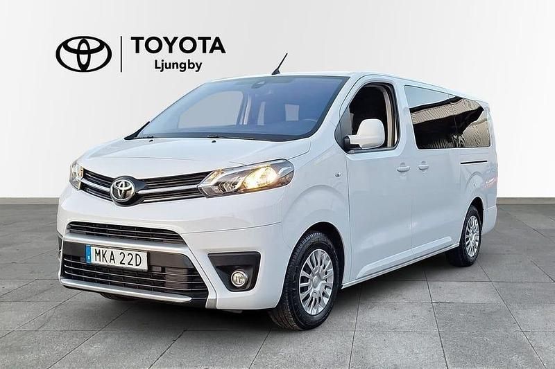 Vit Begagnad 2024 Toyota Proace Verso Kombi | 405 000 kr (Marknadspris) - Bild 1/4