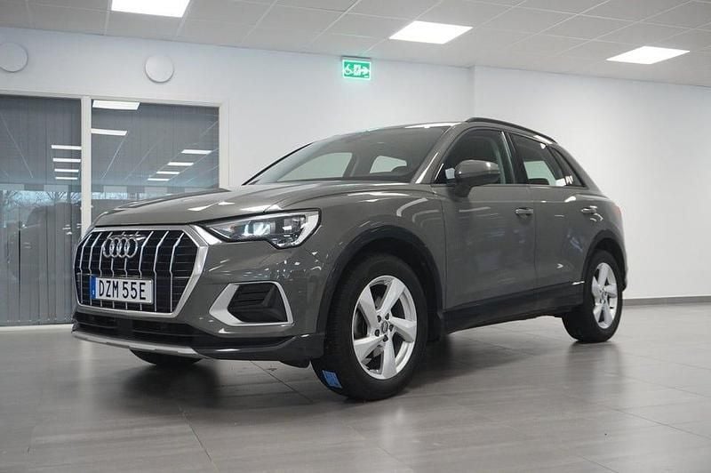 Grå Begagnad 2020 Audi Q3 Proline SUV | 239 800 kr (Marknadspris) - Bild 1/4