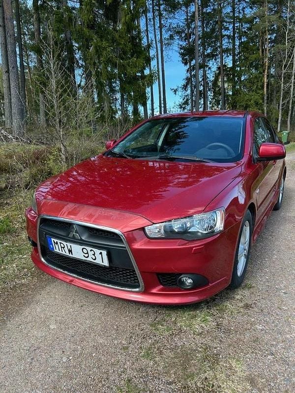 Röd Begagnad 2011 Mitsubishi Lancer Sportback Inform Halvkombi | 40 000 kr (Marknadspris) - Bild 1/4