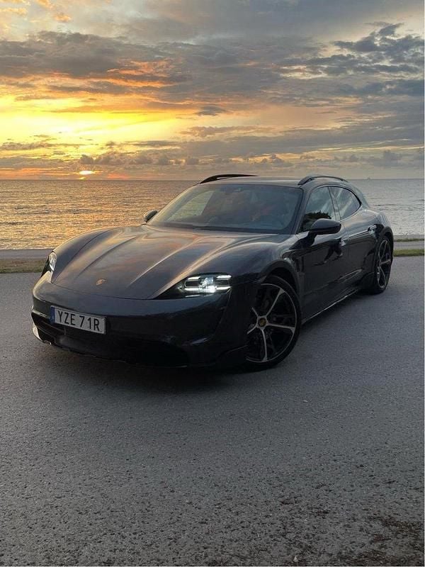 Grå Begagnad 2022 Porsche Taycan Cross Turismo Sedan | 650 000 kr (Superpris) - Bild 1/4