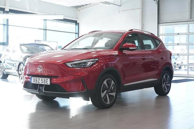Röd (diamond red) Begagnad 2022 MG ZS Luxury Sedan | 229 900 kr (Bra pris) - Bild 1/4
