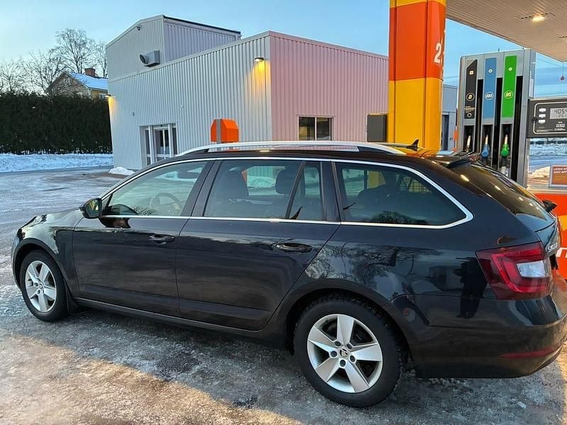 Begagnad 2018 Skoda Octavia Kombi | 135 000 kr (Marknadspris) - Bild 1/4