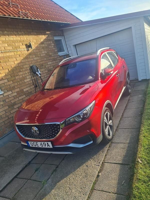 Begagnad MG ZS Luxury 105 kW (143 HK) 2021 Vinrödmetallic SUV