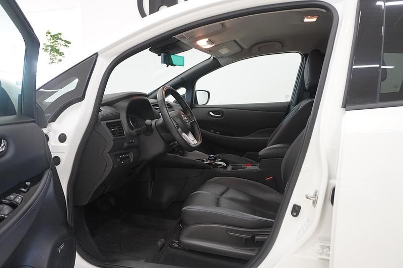 Begagnad Nissan Leaf Tekna 110 kW (150 HK) 2022 Vit Halvkombi