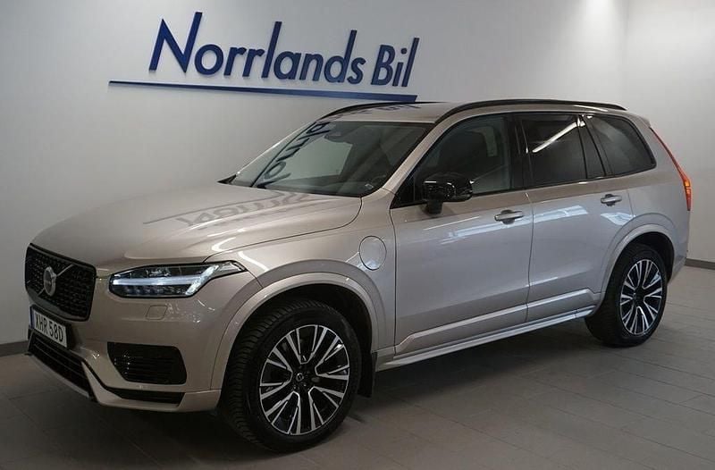 Ljusgrå (bright dusk metallic) Begagnad 2023 Volvo XC90 Plus SUV | 629 900 kr (Marknadspris) - Bild 1/4