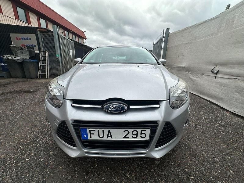 Grå Begagnad 2012 Ford Focus Titanium Halvkombi | 59 900 kr (Marknadspris) - Bild 1/4