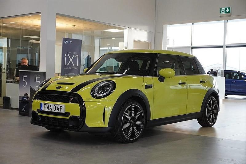 Zesty yellow Begagnad 2022 Mini Cooper Halvkombi | 279 500 kr (Marknadspris) - Bild 1/4