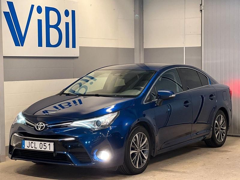 Mörkblå Begagnad 2015 Toyota Avensis Active Sedan | 99 900 kr (Marknadspris) - Bild 1/4