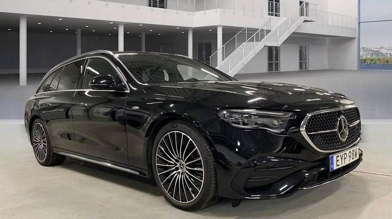 Obsidiansvart metallic Begagnad 2025 Mercedes E300 Premium Kombi | 677 500 kr - Bild 1/4
