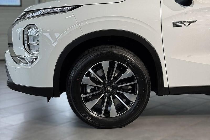 Ny Mitsubishi Outlander P-HEV Invite 306 HK (225 kW) 2025 Vit solid SUV