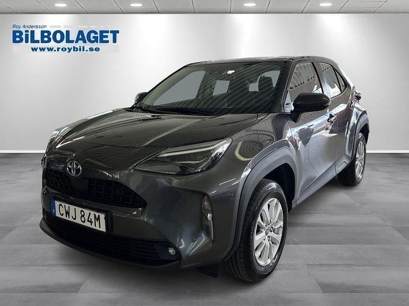 Mörkgrå (grå) Begagnad 2022 Toyota Yaris Cross Active SUV | 264 900 kr (Marknadspris) - Bild 1/4