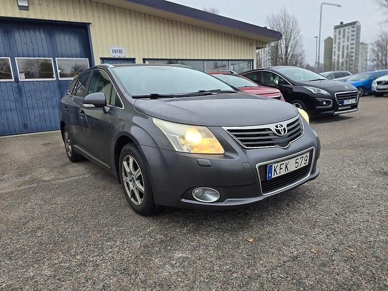 Grå Begagnad 2011 Toyota Avensis Business Edition Kombi | 109 000 kr (Marknadspris) - Bild 1/4