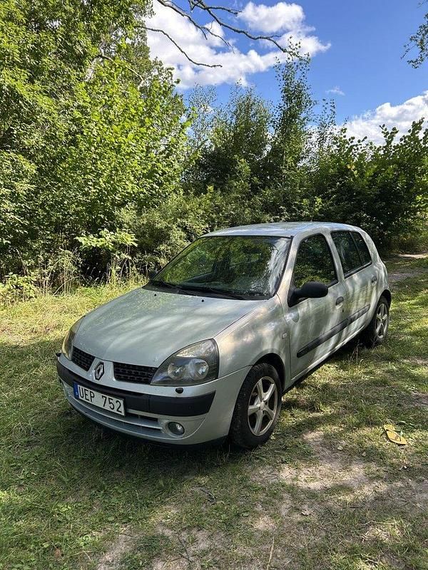 Grå Begagnad 2003 Renault Clio II Expression Halvkombi | 17 500 kr (Marknadspris) - Bild 1/4
